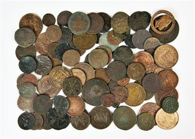 Ausland, kl. Konvolut von alten meist ausländischen Kupfermünzen. Ca. 100 Stück