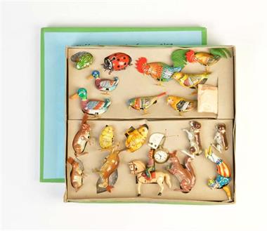 Köhler, Präsentationskasten mit 19 Tieren und Figuren, Schlüssel + Uhr