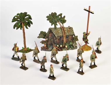 Elastolin, Lineol, Haus, Baum, 11 Marschierer + Soldat am Mast