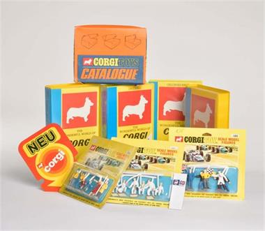 Corgi Toys, Konvolut Figuren, Werbe Artikel, Katalog Händlerbox u.a.