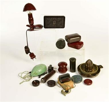 Sammlung Bakelit Gegenstände (Lampen, Schachteln u.a.)