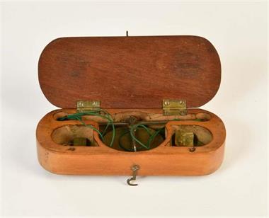Goldwaage mit 8 Gewichten in Holzbox (antik)