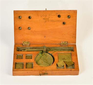Goldwaage mit 7 Gewichten in Holzbox