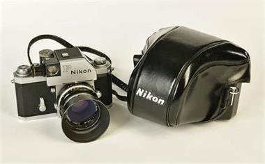 Nikon F mit Nikkor 1:2,50 Objektiv + Tasche