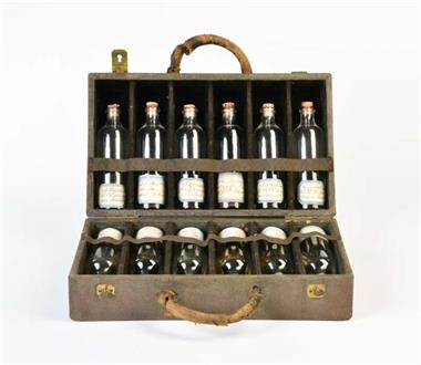 Koffer mit Flaschensammlung