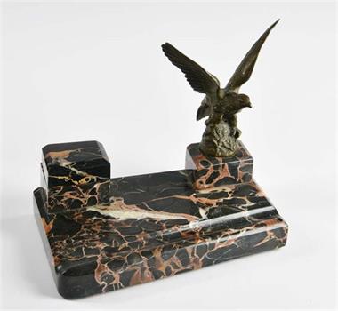 Schreibtischgarnitur mit Adlerfigur