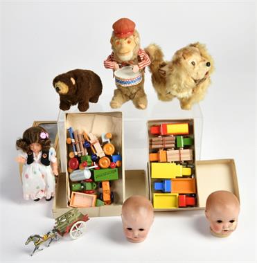 Konvolut Puppenköpfe, Bären, Holzspielzeug